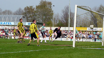Marchel Visscher zorgt voor de 0-1 (Foto Helmich Lubberts)